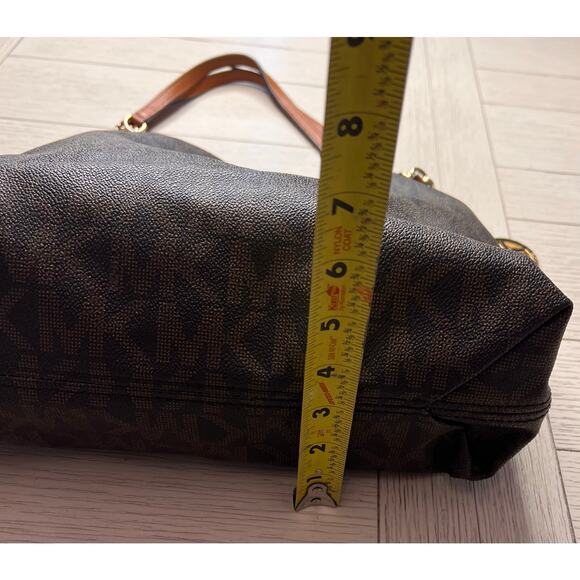 Michael Kors Jet Set Signature LG shoulder tote handbag w/ gold. 13"x10"x6.5" - Picture 11 of 12